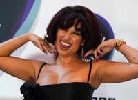 Θρίαμβος για την Raye στα Brit Awards με ρεκορ έξι βραβείων