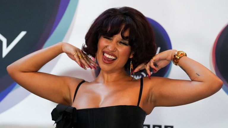 Θρίαμβος για την Raye στα Brit Awards με ρεκορ έξι βραβείων