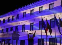Στα μπλε το Δημαρχείο της Αθήνας – Με την ελληνική σημαία φωτίστηκε ο αττικός ουρανός