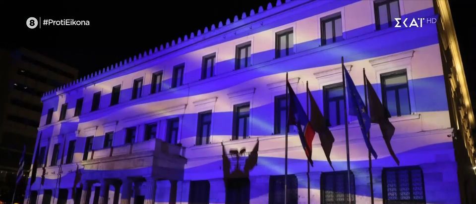 Στα μπλε το Δημαρχείο της Αθήνας – Με την ελληνική σημαία φωτίστηκε ο αττικός ουρανός
