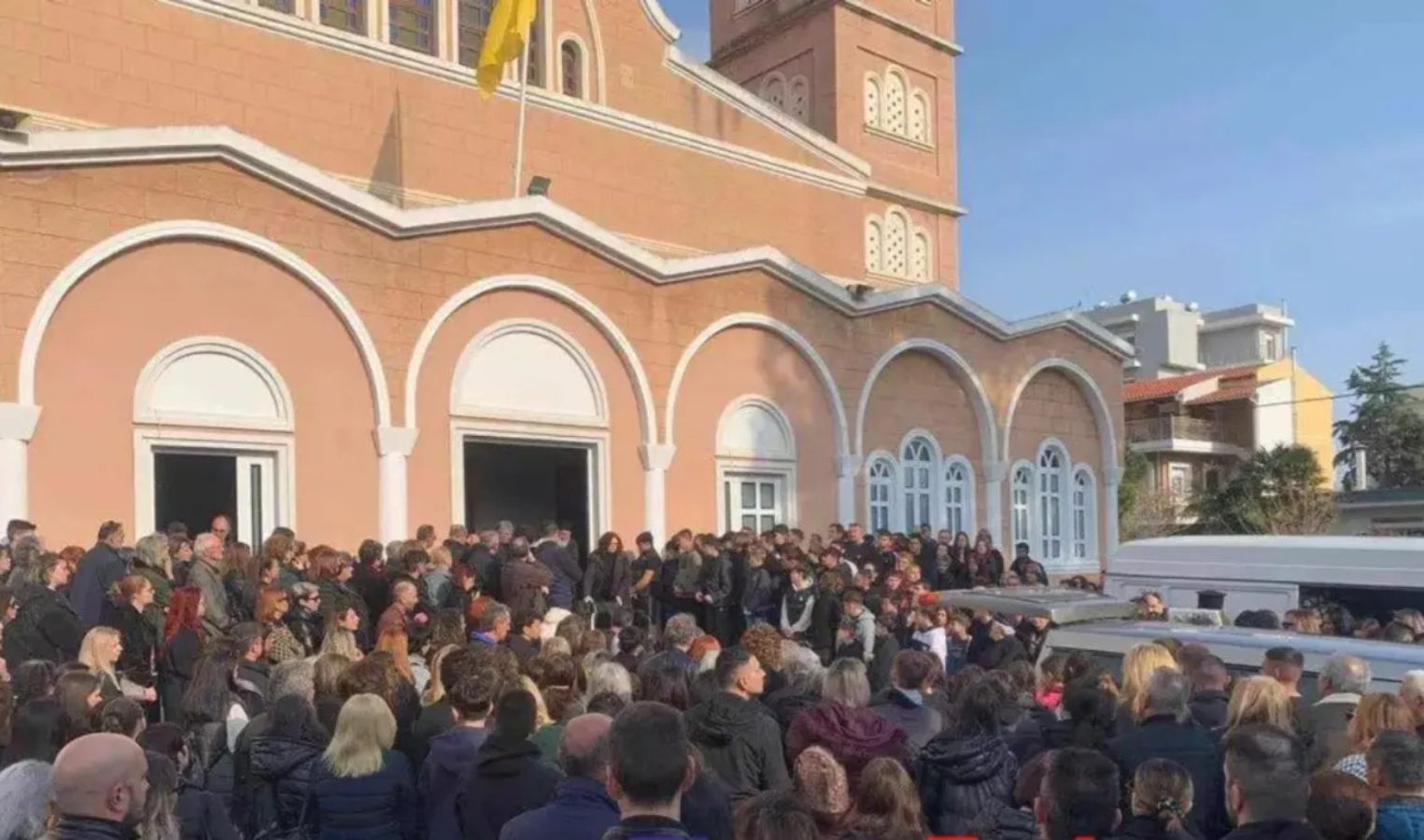 Εικόνες αρχαίας τραγωδίας στην κηδεία του 15χρονου Γιάννη στην Αλεξανδρούπολη
