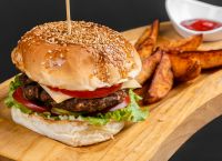 Έρευνα έδειξε πως τα junk food, μπισκότα, γλυκά είναι βλαβερά σαν το κάπνισμα – Συνδέονται με 32 ασθένειες