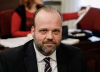 ΔΥΠΑ: Νέο πρόγραμμα για την στήριξη των κακοποιημένων γυναικών – Τι λέει ο Σπύρος Πρωτοψάλτης