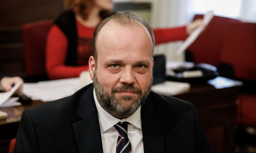 ΔΥΠΑ: Νέο πρόγραμμα για την στήριξη των κακοποιημένων γυναικών – Τι λέει ο Σπύρος Πρωτοψάλτης