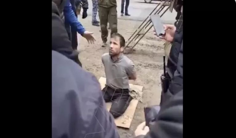 Μόσχα: Η στιγμή της σύλληψης και ανάκρισης υπόπτου [vid]