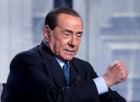 Μπερλουσκόνι: Οι δημοσιογράφοι που κάποτε ήταν μπροστά από το παλάτι του ετοιμάζονται να δουλέψουν μέσα