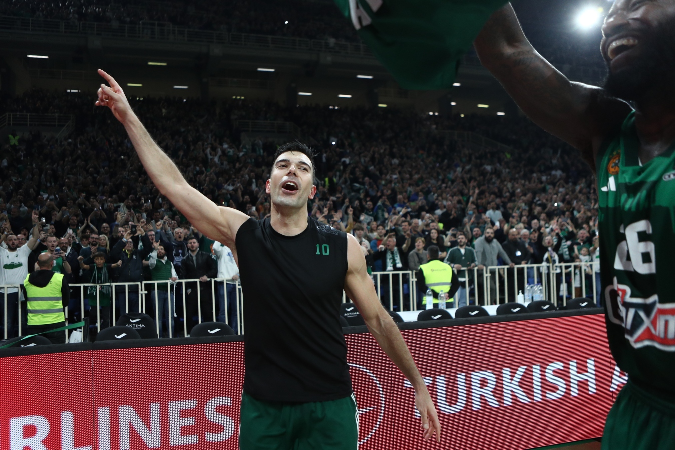 Σλούκας: «Αφιερώνω τη νίκη στον κόσμο»