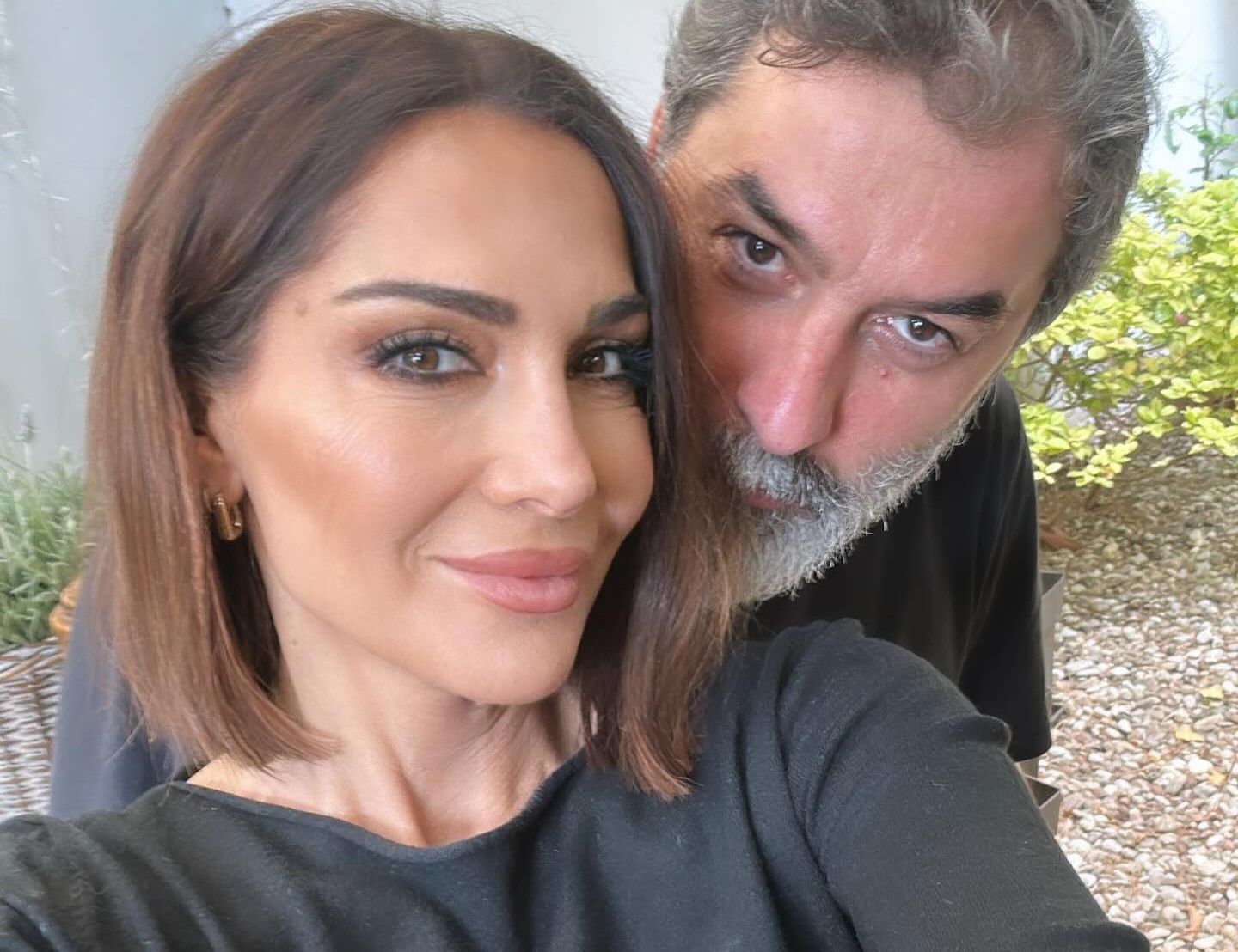 H Δέσποινα Βανδή αγκαλιά με τον Βασίλη Μπισμπίκη μας εύχονται Καλή Σαρακοστή