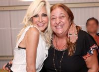 Ελισάβετ Κωνσταντινίδου: Τρώει μια τεράστια τούρτα με την Άννα Βίσση – Το μεγάλο πάρτι της ηθοποιού