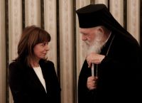 Στην αντεπίθεση η Ιεραρχία για τα ομόφυλα ζευγάρια – “Μέτρα” κατά της Σακελλαροπούλου