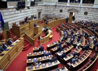 Σε θέση μάχης για την πρόταση δυσπιστίας – Οι στρατηγικές κυβέρνησης και αντιπολίτευσης