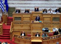 Σε υψηλούς τόνους κατατέθηκε η πρόταση δυσπιστίας