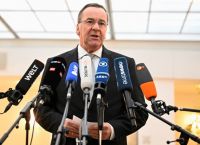 Γερμανία: Ο υπ. Άμυνας προσπαθεί να συμμαζέψει τα ασυμμάζευτα για τις υποκλοπές