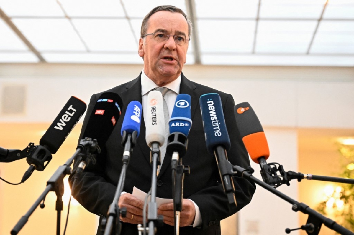 Γερμανία: Ο υπ. Άμυνας προσπαθεί να συμμαζέψει τα ασυμμάζευτα για τις υποκλοπές