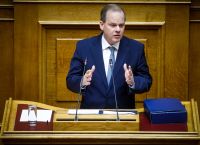 Καραμανλής εν μέσω φίλιων πυρών
