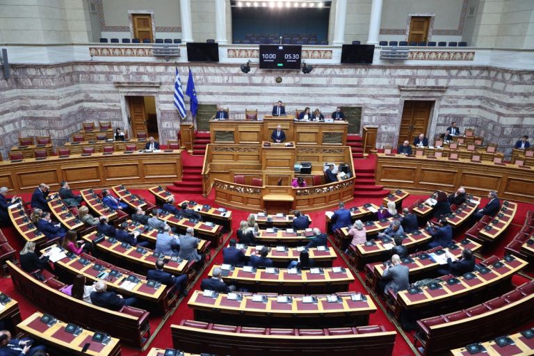 Σκληραίνει η αντιπαράθεση για τα Τέμπη: Μονταζιέρες και θεωρίες συνωμοσίας