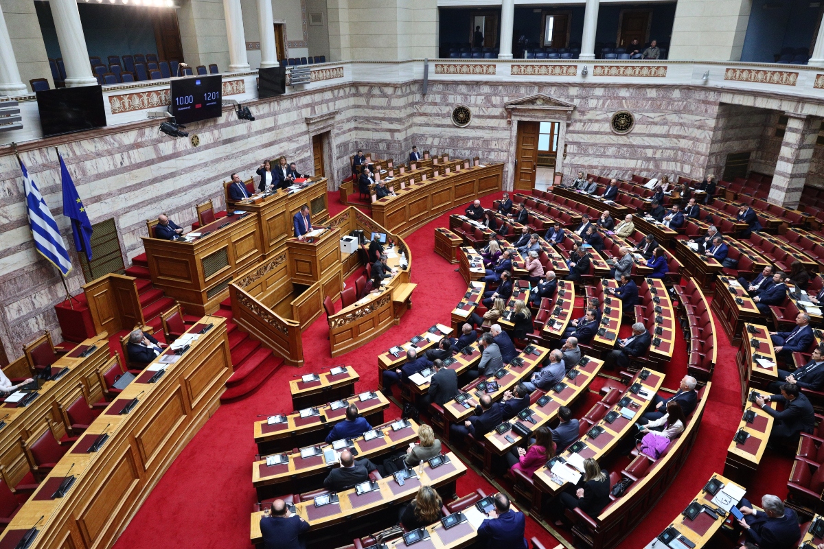 Πρόταση μομφής: Σε θέση μάχης κυβέρνηση και αντιπολίτευση