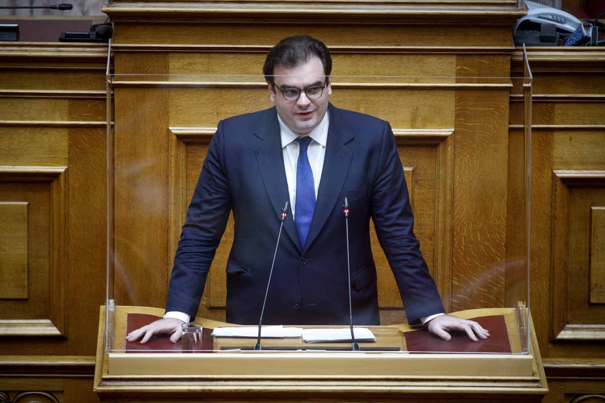 «Φραγή» στα κινητά τηλέφωνα των μαθητών θέλει να βάλει ο Πιερρακάκης