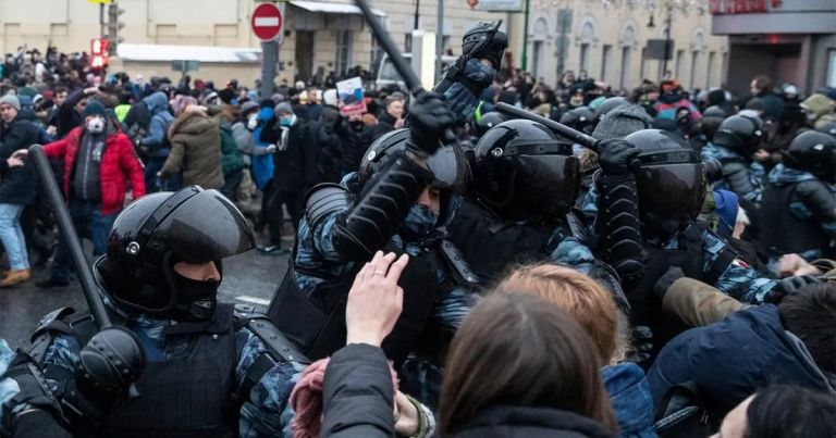 Συνεργάτες του Ναβάλνι μεταδίδουν εικόνες με διαμαρτυρίες σε διάφορες περιοχές της χώρας