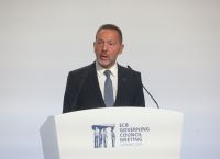 «Καμπανάκι» χτυπά ο Στουρνάρας για ανατιμήσεις στα τρόφιμα εξαιτίας της ζέστης