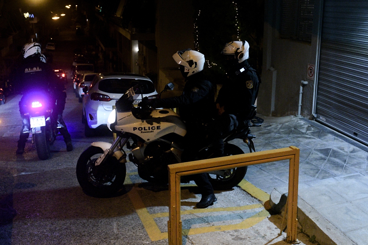 Άνω Λιόσια: Ξυλοκόπησε τη γυναίκα του λίγα μέτρα μακριά από το ΑΤ – Τον κυνήγησαν οι αστυνομικοί