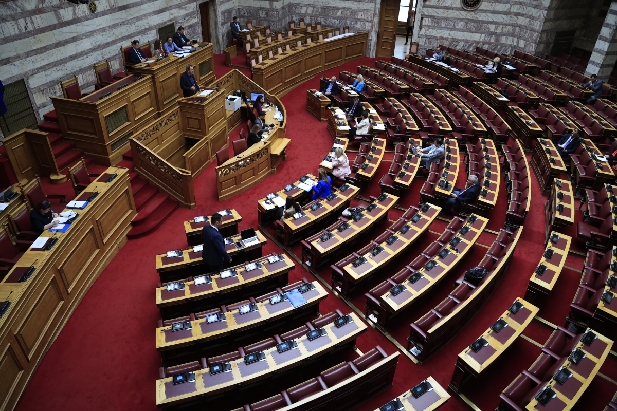 Βουλή: Κατατέθηκε η τροπολογία για χειρουργεία από ιδιώτες γιατρούς στο ΕΣΥ