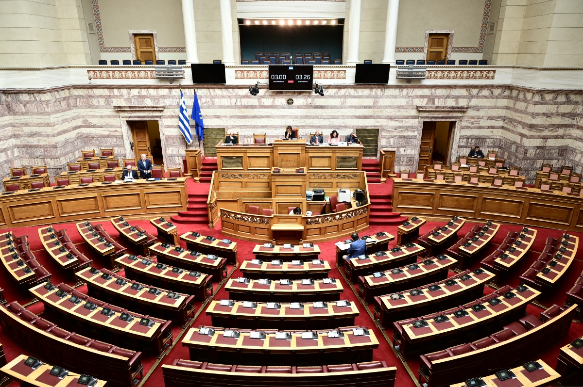 Ψηφίστηκε από την ολομέλεια της Βουλής ο φορολογικός κώδικας και το «καλάθι του νονού»