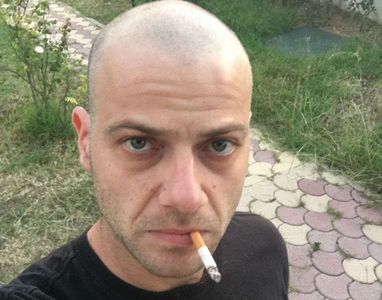 Ορέστης Τζιόβας: Ταξιδεύω με αγνώστους για να μοιραστώ τα έξοδα, είναι 110 ευρώ [vid]