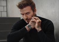 Το νέο ροζ ρολόι του Ντέιβιντ Μπέκαμ είναι αφιερωμένο στους λάτρεις του ποδοσφαίρου