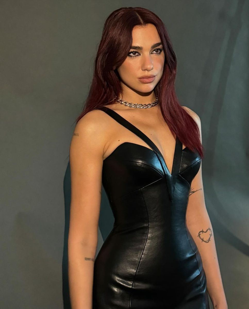 Η Dua Lipa ξύρισε τα φρύδια της για χάρη του νέου της άλμπουμ