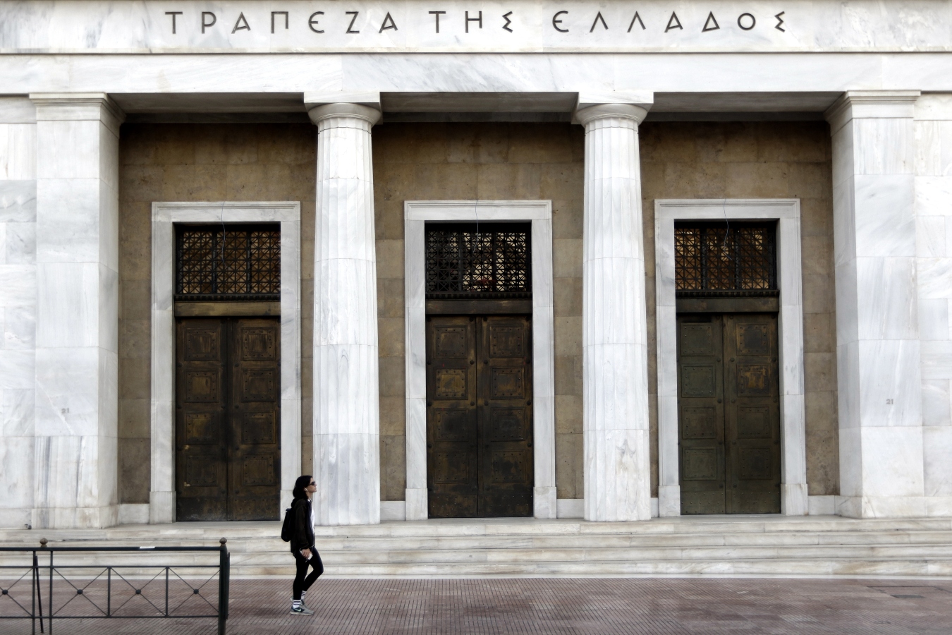 ΤτΕ: Αμετάβλητα τα επιτόκια καταθέσεων – Στο 5,77% μειώθηκαν των δανείων
