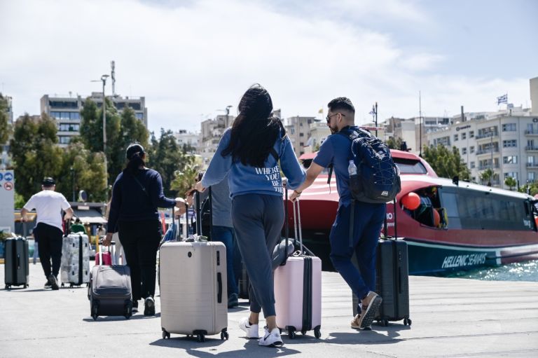 Πάσχα 2024: Ξεκίνησε το πρώτο κύμα εξόδου – Αυξημένη κίνηση και στα λιμάνια [vid]