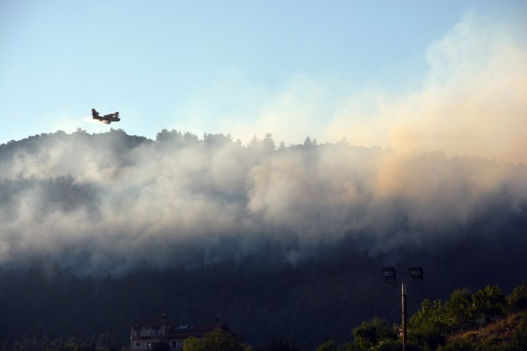 Κρήτη: Ενισχύθηκαν οι δυνάμεις – Μήνυμα 112 για εκκενώσεις 4 οικισμών [vid]