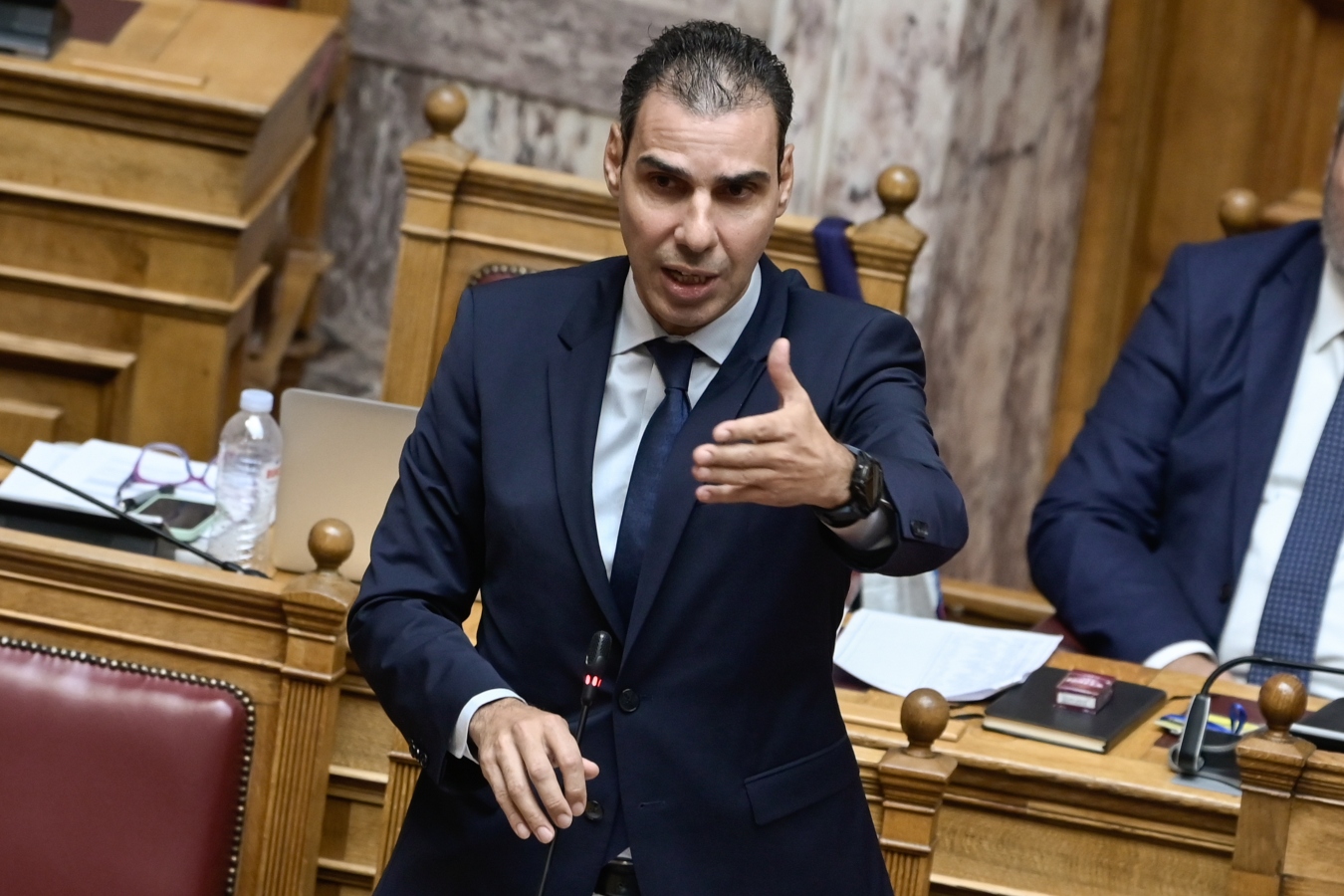 «Κόντρα» Θεμιστοκλέους – Νοτοπούλου στη Βουλή: «Περισσότερο σεβασμό» – «Ξαναστήσαμε το ΕΣΥ στα πόδια του