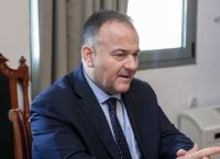 Γιάννης Παππάς: Λύση από τον υφυπουργό Ναυτιλίας για τα ηλεκτρικά αυτοκίνητα στα πλοία