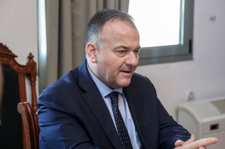 Γιάννης Παππάς: Λύση από τον υφυπουργό Ναυτιλίας για τα ηλεκτρικά αυτοκίνητα στα πλοία