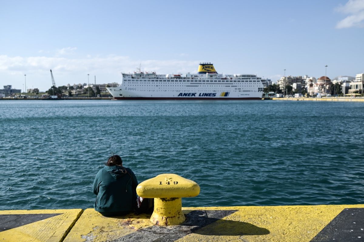 Δένουν κάβους τα πλοία της ακτοπλοΐας την 1η Μαΐου – Συμμετέχει η ΠΝΟ στην απεργία της ΓΣΕΕ