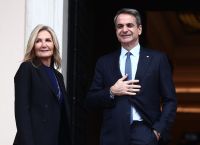 Μητσοτάκης: Να αντιπαραταθεί μαζί μου όποιος θέλει, όχι με την οικογένειά μου