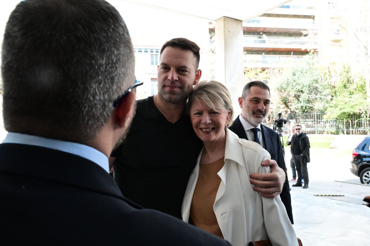 Κασσελάκης σε Μητσοτάκη: Να πάνε και οι οικογένειες των θυμάτων τον Καραμανλή στη δικαιοσύνη