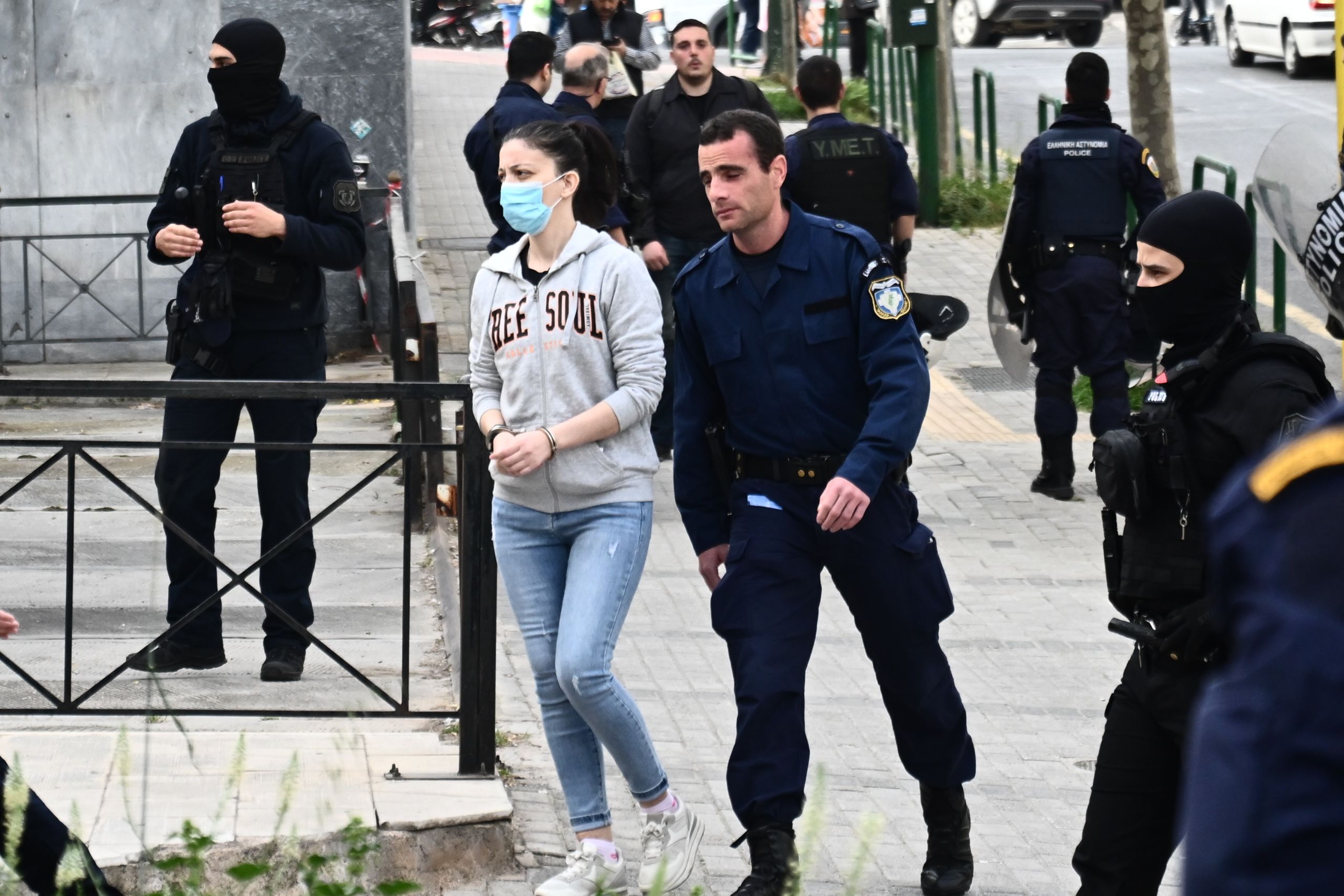 Κολωνός: Σήμερα οι ποινές – Ένοχος ο Μίχος για βιασμό και μαστροπεία, αθώα η μητέρα