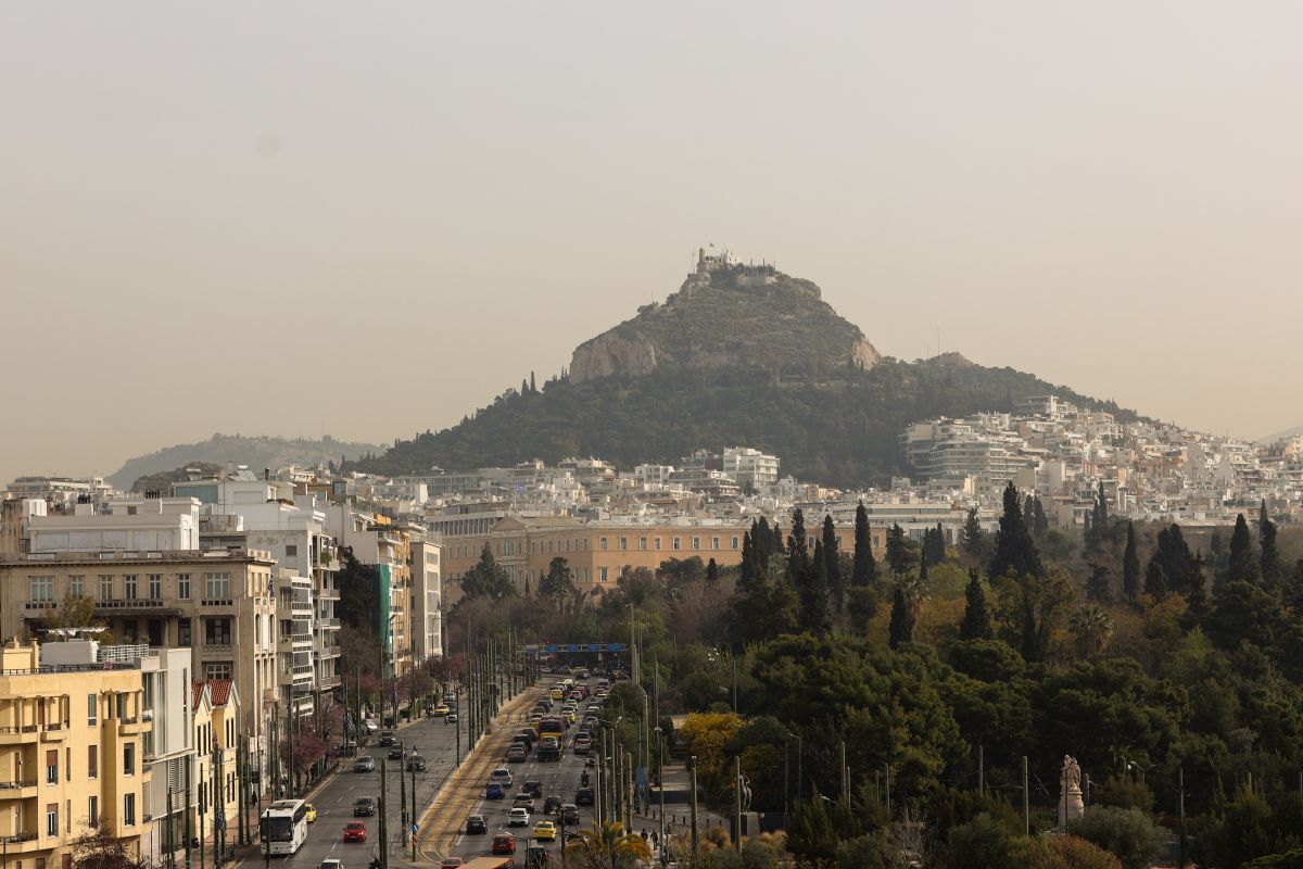 Αποπνικτική ατμόσφαιρα: Κοκτέιλ σκόνης, ομίχλης και ζέστης – Γέμισαν τα επείγοντα