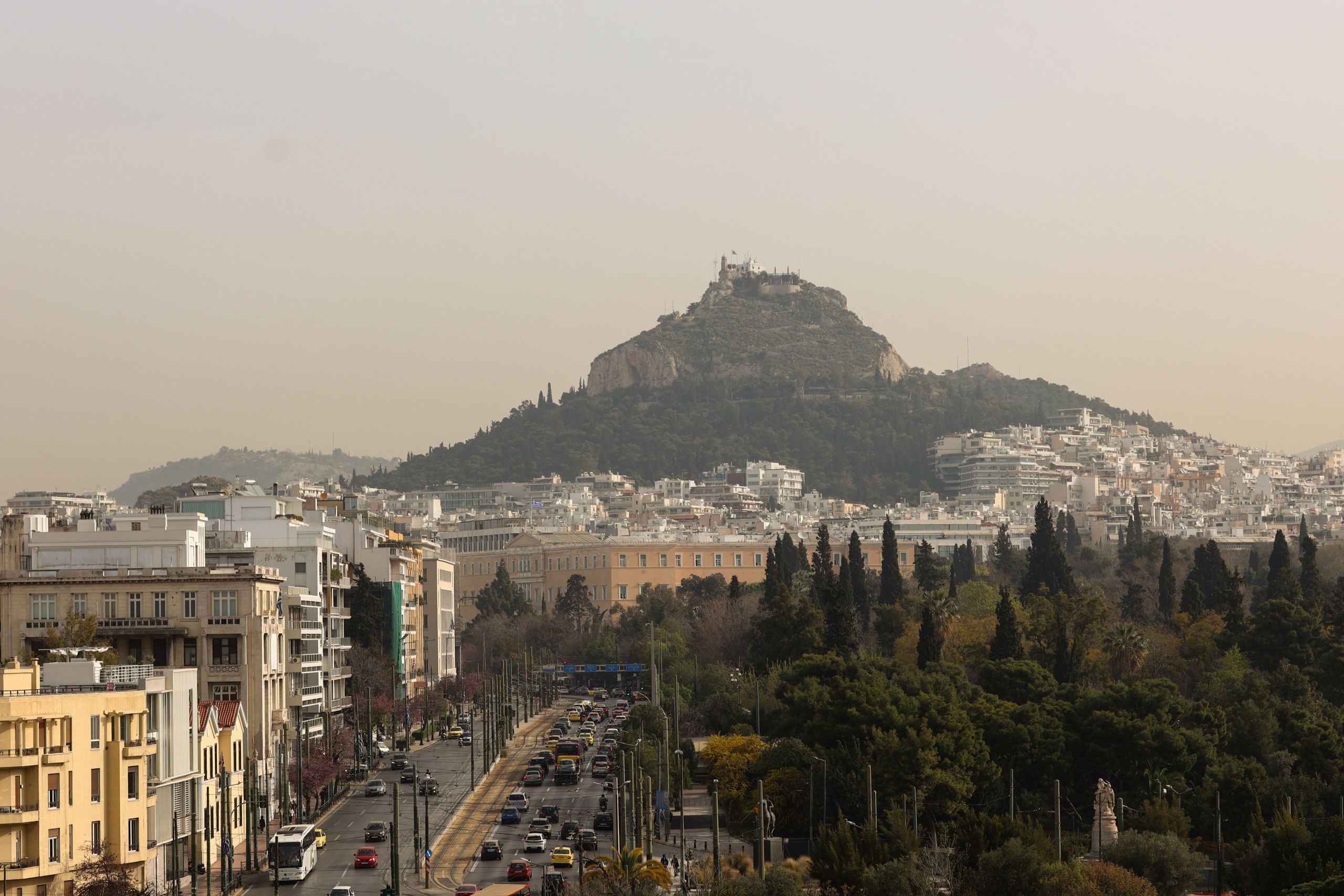 Αποπνικτική ατμόσφαιρα: Κοκτέιλ σκόνης, ομίχλης και ζέστης – Γέμισαν τα επείγοντα