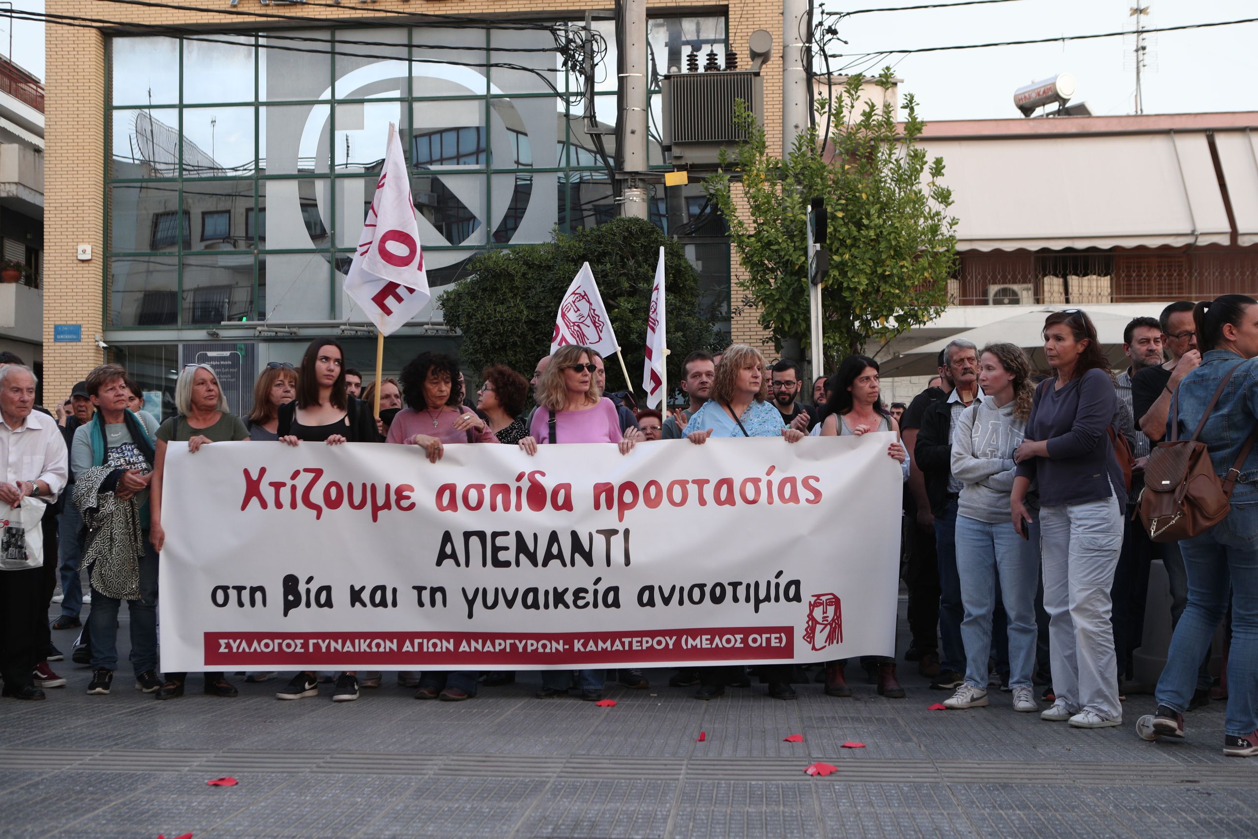 Συγκλονισμένοι συγγενείς και φίλοι της 28χρονης που δολοφονήθηκε έξω από το ΑΤ των Αγ Αναργύρων