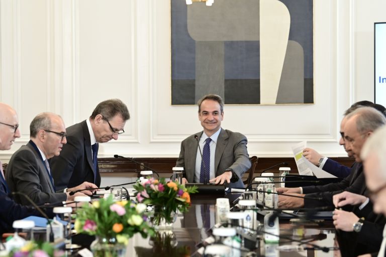 PM Mitsotakis meets with the heads of the international pharmaceutical manufacturers