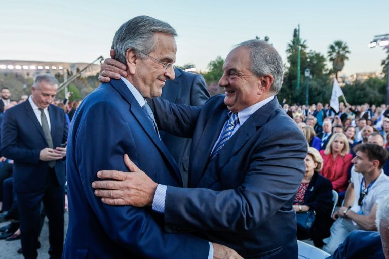 Συνέδριο ΝΔ: Ο θερμός εναγκαλισμός Καραμανλή και Σαμαρά [vid]