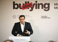 Ενδοσχολική βία: Αλλάζει το πλαίσιο των αποβολών – Τι ισχύει για τα κινητά [vid]