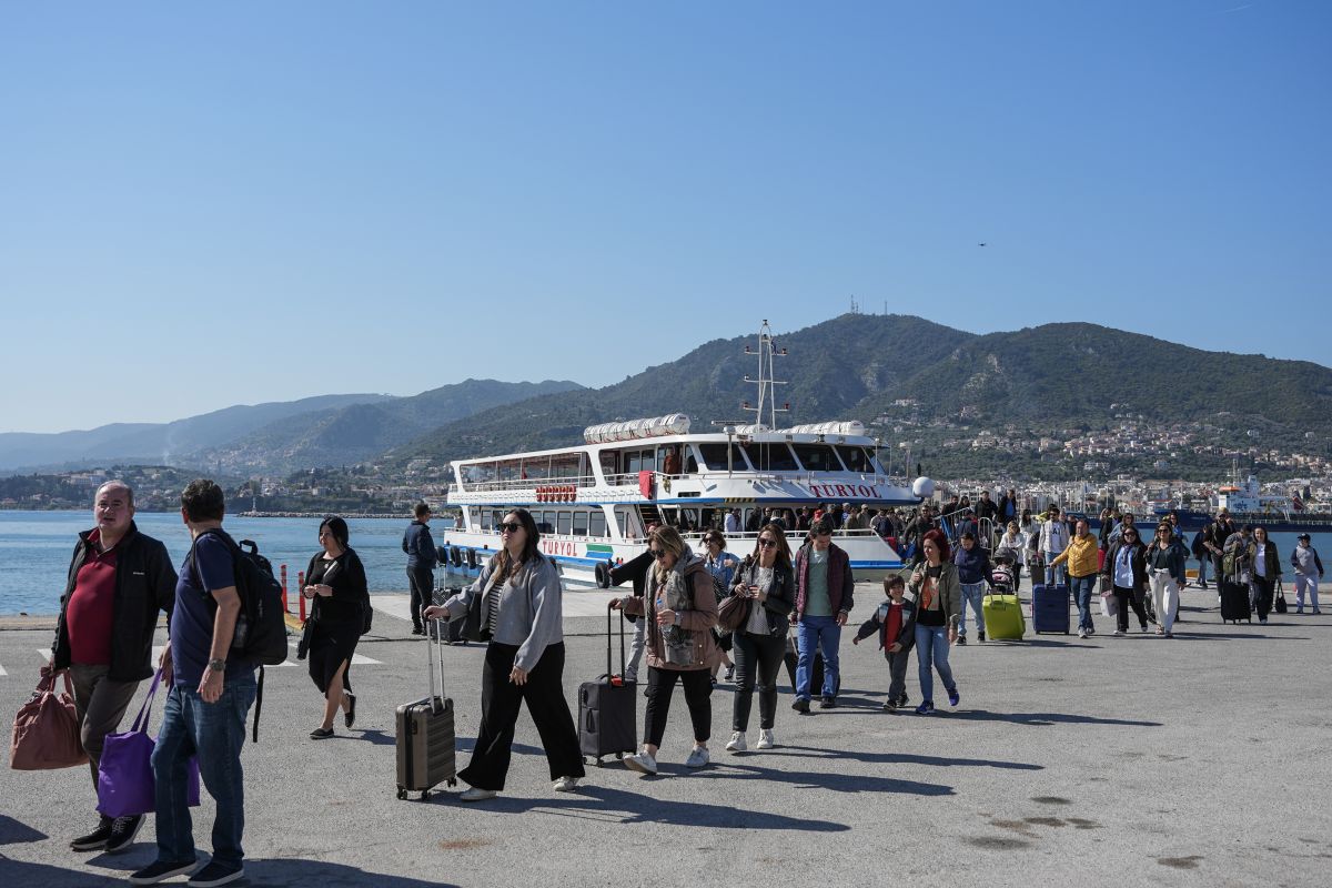 Αυξημένη η κίνηση στο λιμάνι του Πειραιά – Συνεχίζεται η έξοδος των εκδρομέων για το Πάσχα