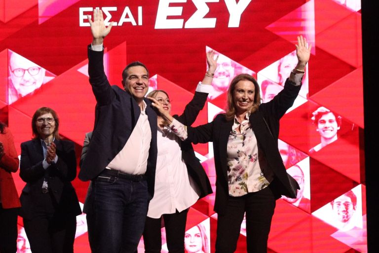 ΣΥΡΙΖΑ: «Αλέξη, έλα πάνω» -Ο Κασσελάκης κάλεσε τον Τσίπρα στη σκηνή [vid]