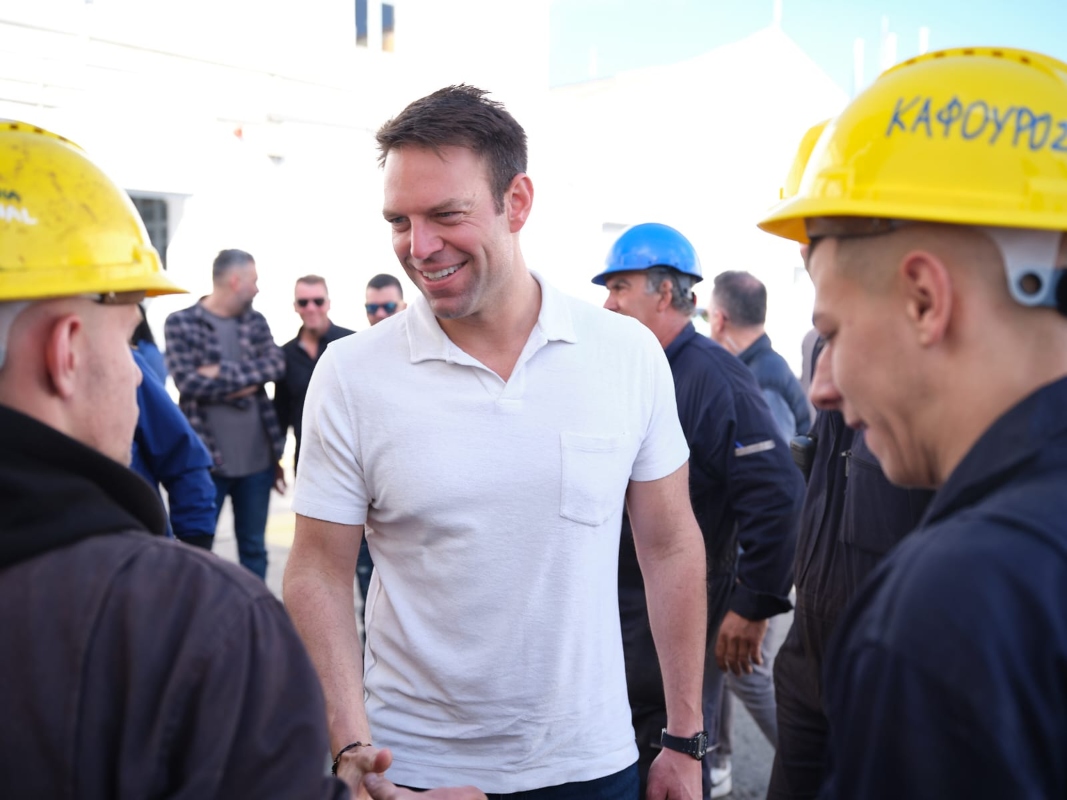 Στην Πάρο ο Κασσελάκης: Η κουβέντα με τους κατοίκους που τον υποδέχθηκαν και η συνομιλία με αντιστασιακό