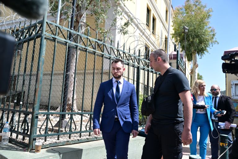 «Με αποκάλεσε σκουπίδι, δεν τον γρονθοκόπησα» – Τι είπε ο Φλώρος στην απολογία του [vid]